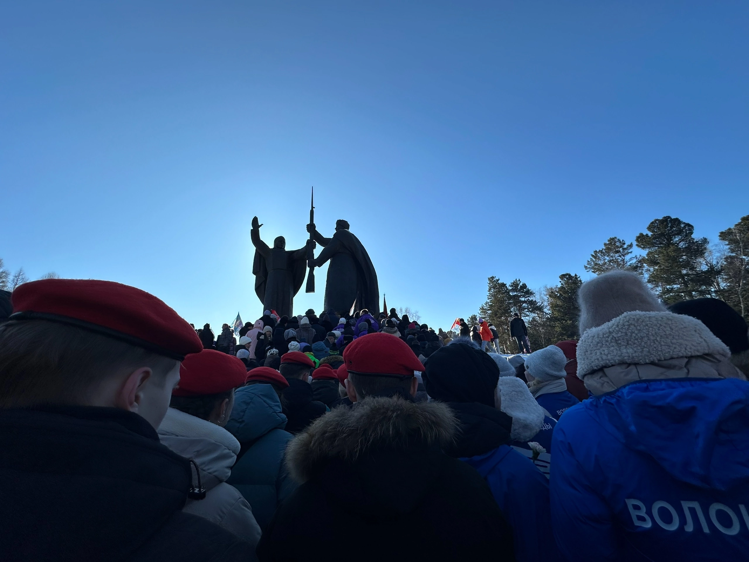 Лицеисты возложили цветы к Монументу в День защитника Отечества.